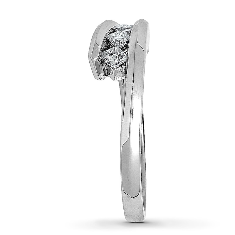 Previously Owned Ring 1/5 Carat tw Diamonds 10K White Gold