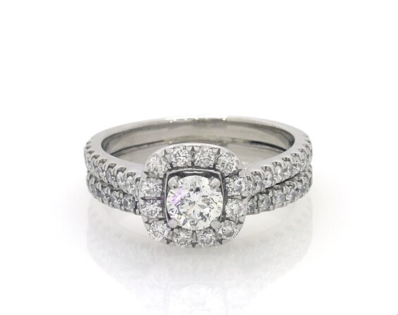 Previously Owned Neil Lane Round-Cut Diamond Halo Bridal Set 1-3/8 ct tw 14K White Gold Size 7.5