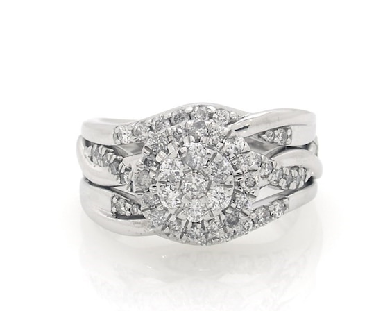 Previously Owned Round-Cut Diamond Double Halo Twist Bridal Set 5/8 ct tw 10K and 14K White Gold Size 5.5