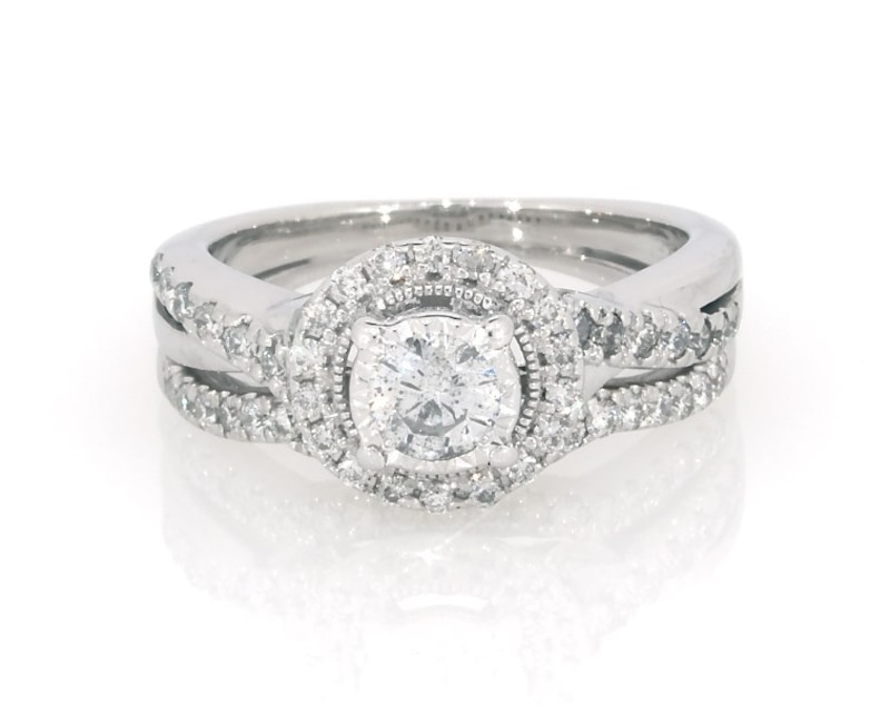 Main Image 1 of Previously Owned Round-Cut Diamond Halo Bridal Set 7/8 ct tw 14K White Gold Size 6