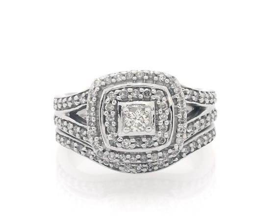 Previously Owned Round-Cut Diamond Halo Engagement Ring 5/8 ct tw 10K White Gold Size 6.25