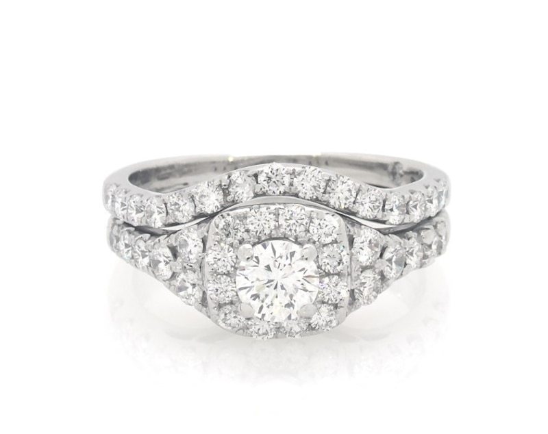 Main Image 1 of Previously Owned THE LEO Diamond Round-Cut Bridal Set 1-3/8 ct tw 14K White Gold Size 6.5