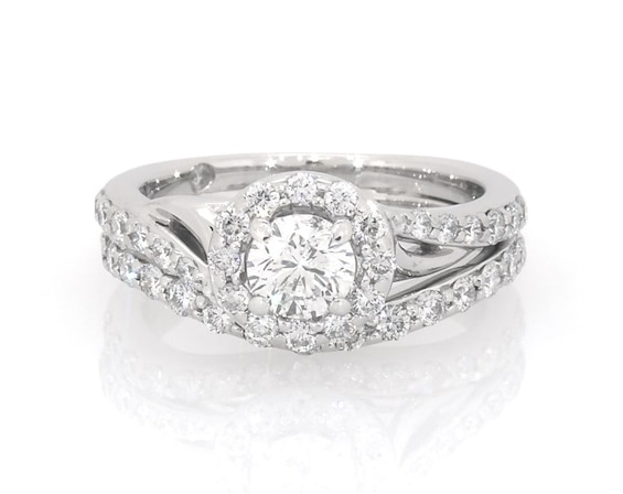 Previously Owned THE LEO Diamond Round-Cut Halo Bridal Set 1-1/4 ct tw 14K White Gold Size 5.25