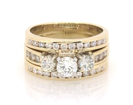 Previously Owned Round-Cut Diamond Three-Stone Bridal Set 1-3/8 ct tw 14K Yellow Gold Size 6.5