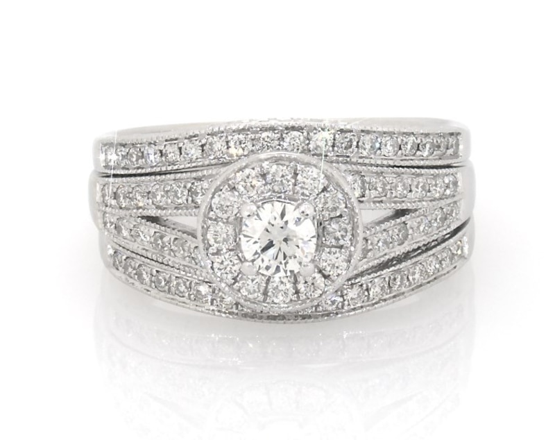 Main Image 1 of Previously Owned Round-Cut Diamond Halo Bridal Set 7/8 ct tw 14K White Gold Size 8