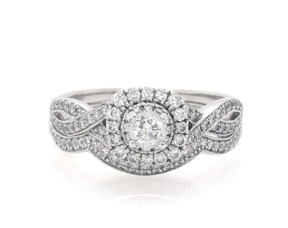Previously Owned Neil Lane Round-Cut Diamond Halo Bridal Set 7/8 ct tw 14K White Gold Size 8.75