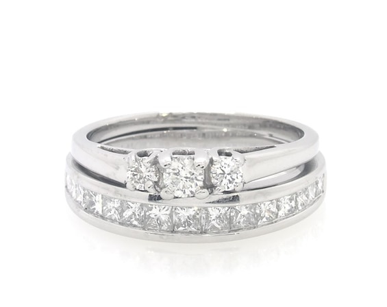 Previously Owned Round-Cut Diamond Three-Stone Bridal Set 7/8 ct tw 14K White Gold Size 6.5