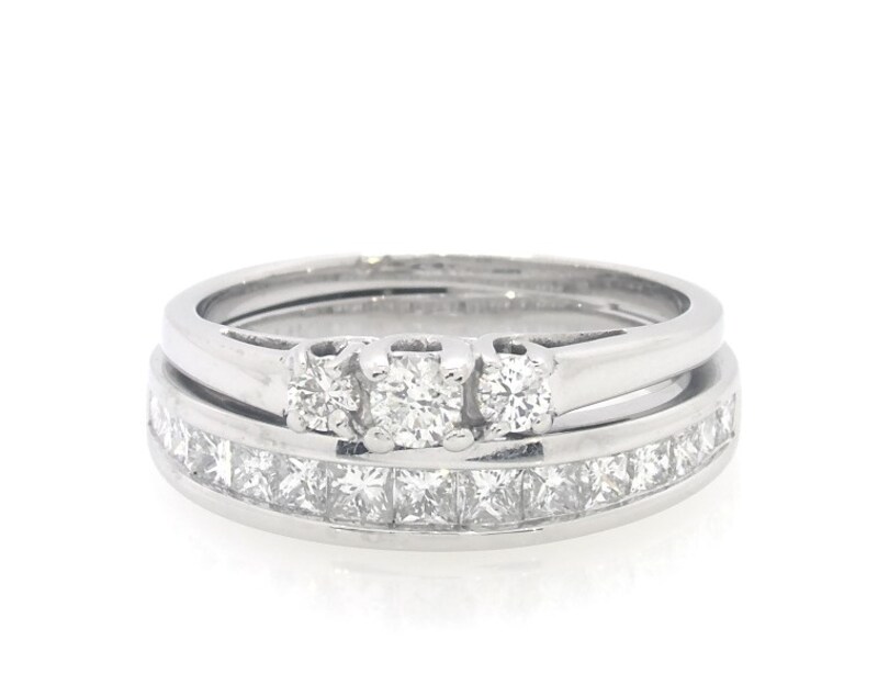 Main Image 1 of Previously Owned Round-Cut Diamond Three-Stone Bridal Set 7/8 ct tw 14K White Gold Size 6.5