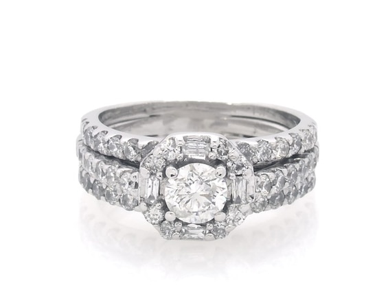 Previously Owned Diamond Bridal Set 1-1/6 ct tw Round & Baguette-Cut 14K White Gold Size 4