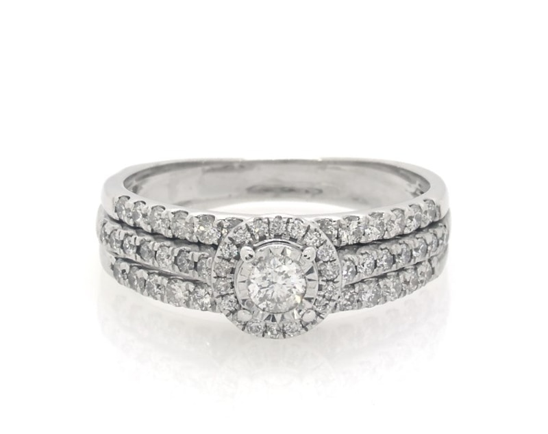 Main Image 1 of Previously Owned Round-Cut Diamond Halo Bridal Set 3/4 ct tw 10K White Gold Size 8