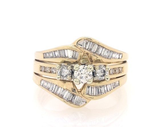 Previously Owned Round-Cut Diamond Three-Stone Bridal Set 7/8 ct tw 14K Yellow Gold Size 6.25