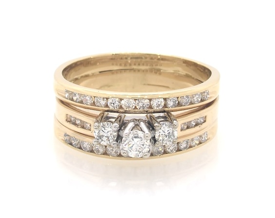 Previously Owned Round-Cut Diamond Three-Stone Bridal Set 7/8 ct tw 10K Yellow Gold Size 8.25