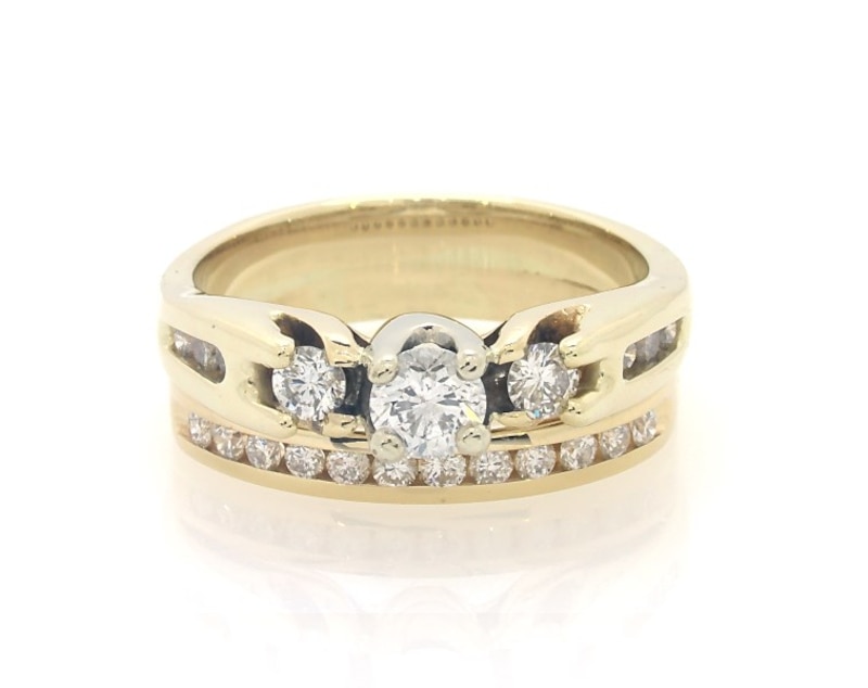 Main Image 1 of Previously Owned Round-Cut Diamond Three-Stone Bridal Set 7/8 ct tw 14K Yellow Gold Size 7.5