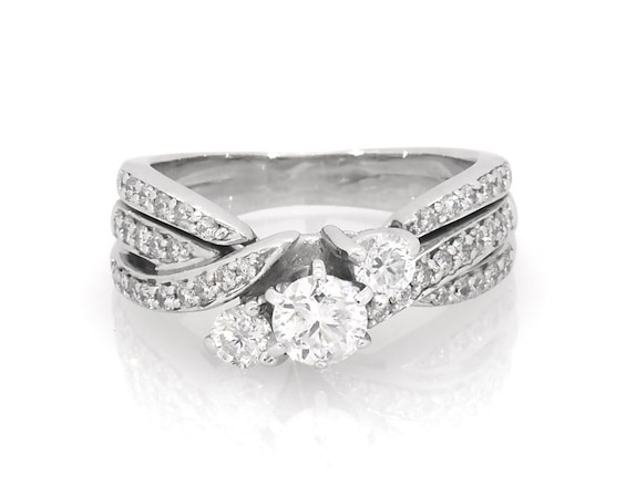 Previously Owned Round-Cut Diamond Three-Stone Bridal Set 7/8 ct tw 14K White Gold Size 5.75