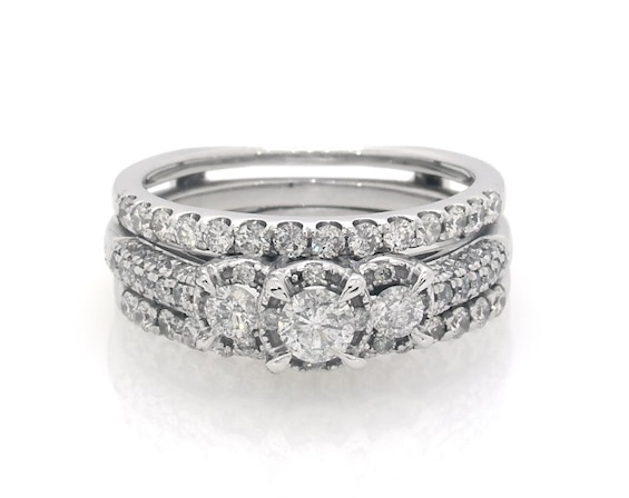 Previously Owned Round-Cut Diamond Three-Stone Bridal Set 7/8 ct tw 10K White Gold Size 5.25