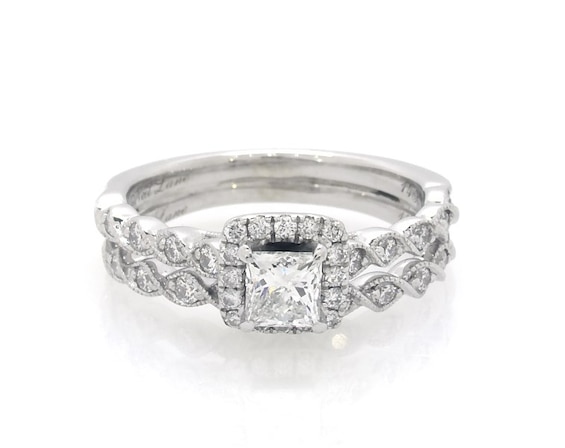 Previously Owned Neil Lane Princess-Cut Diamond Halo Bridal Set 7/8 ct tw 14K White Gold Size 5.25