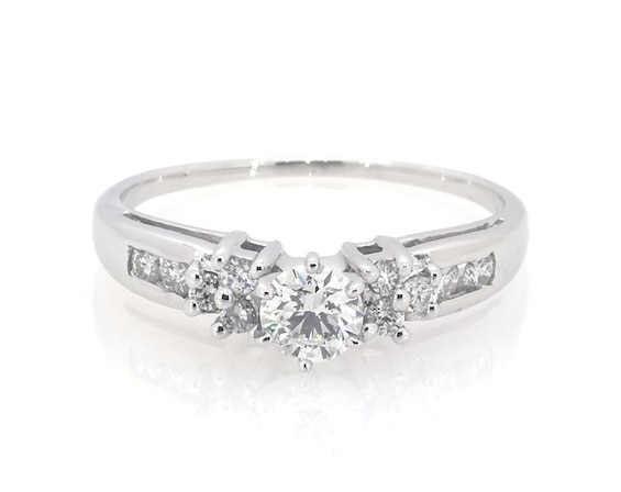 Previously Owned Round-Cut Diamond Engagement Ring 5/8 ct tw 14K White Gold Size 8.25