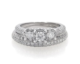 Previously Owned Round-Cut Diamond Three-Stone Bridal Set 7/8 ct tw 10K White Gold Size 3
