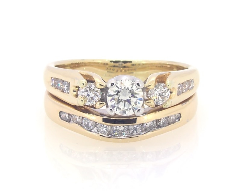 Main Image 1 of Previously Owned Round-Cut Diamond Three-Stone Bridal Set 7/8 ct tw 14K Yellow Gold Size 7.5
