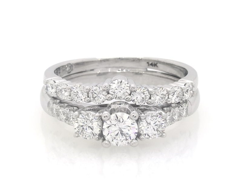 Main Image 1 of Previously Owned THE LEO Diamond Round-Cut Three-Stone Bridal Set 1-3/8 ct tw 14K White Gold Size 7.5